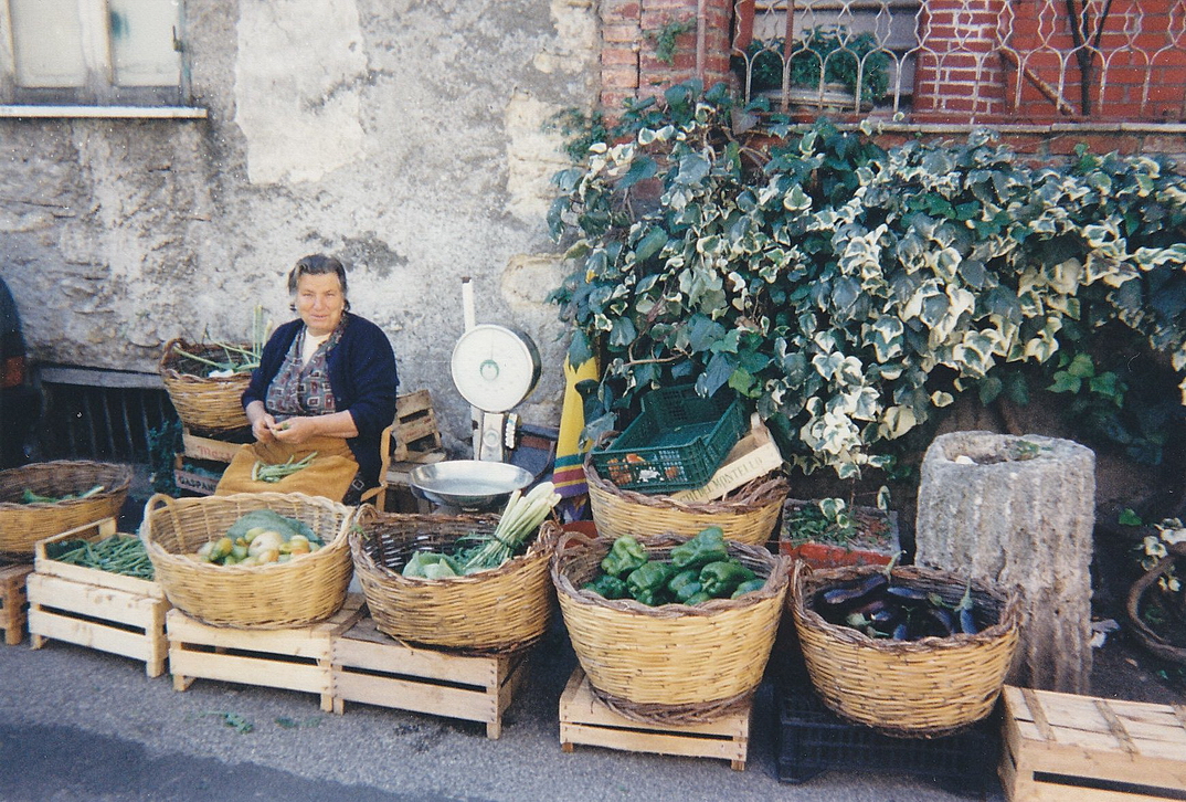 38 Ferentino.jpg - Ferentino (Fr), vendita di ortaggi in una via del centro storico